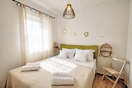 sypialnia z dużym łóżkiem z 2 białymi poduszkami w obiekcie Apartments Kondrić w mieście Vinjerac