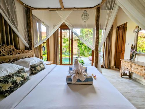 una camera da letto con un letto con una stella marina di Villa Ulun Mertha - 1BR Private Villa ad Ubud