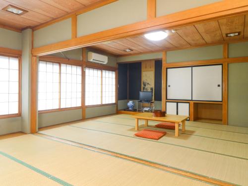 an empty room with a table and a screen at サンバレーひぐち in Muikamachi