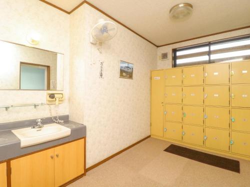 a bathroom with a sink and a mirror at サンバレーひぐち in Muikamachi