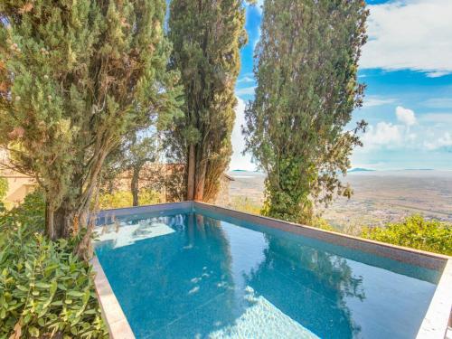 - une piscine à débordement dans une villa arborée dans l'établissement Villa Nigra in Cortona with a private swimming pool, à Cortone