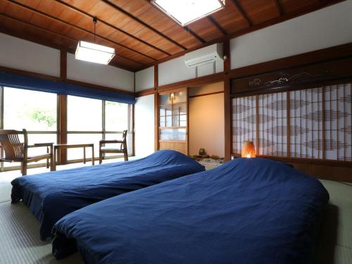 Giường trong phòng chung tại 千年乃宿