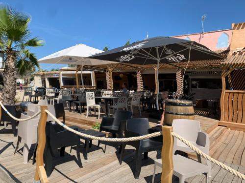 Photo de la galerie de l'établissement MobileHome 8 Personnes avec Clim situé aux Sables du Midi, à Valras-Plage