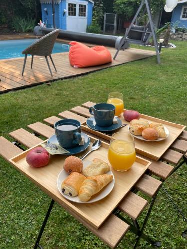 Možnosti snídaně pro hosty v ubytování Mérig'home studio climatisée dans maison avec piscine au calme en ville,