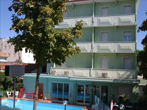 um edifício com uma piscina em frente em Comfy Apartment near Rimini Adriatic Coast with a Sea View em Rimini