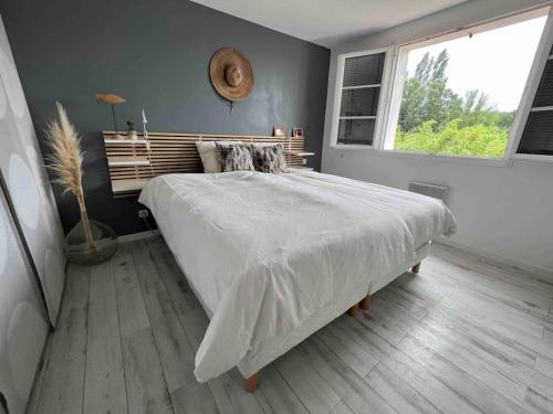 Un dormitorio con una cama grande y una ventana en Villa proche Aix-en-Provence, en Châteauneuf-le-Rouge