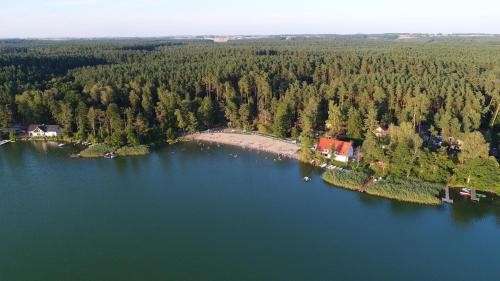 een eiland in het midden van een waterlichaam bij Przystań Posmakuj in Tereszewo