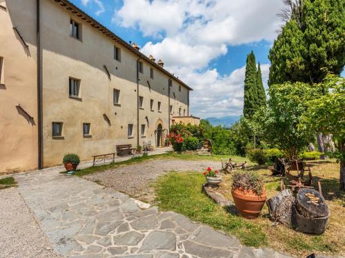 una vista exterior de un edificio con plantas y árboles en Rustic Holiday Home in Citt di Castello with Swimming Pool, en Città di Castello