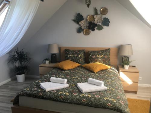 1 dormitorio con 1 cama con 2 almohadas en Atpūta Mālpilī, en Mālpils