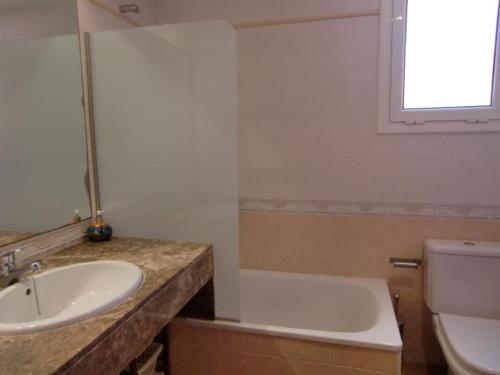 La salle de bains est pourvue d'un lavabo, d'une baignoire et de toilettes. dans l'établissement Chalet la Fosca, à Palamós