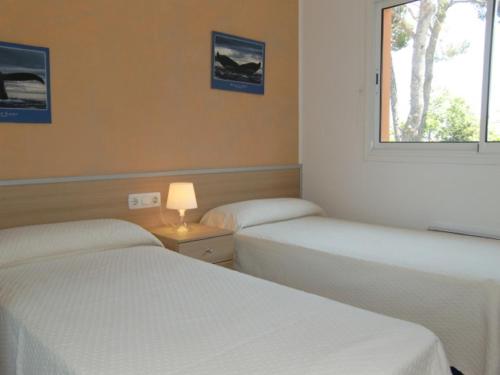 - 2 lits dans une chambre avec fenêtre dans l'établissement Chalet la Fosca, à Palamós