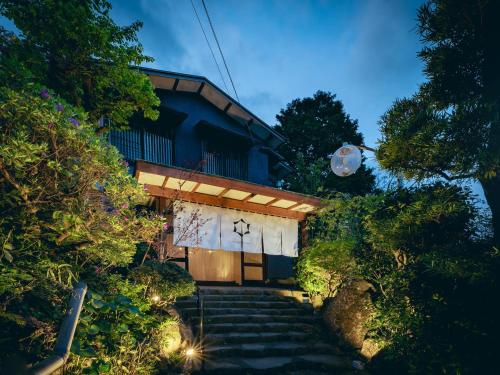 Un escalier mène à ce bâtiment. dans l'établissement 巛-sen-Yugawara, à Yugawara