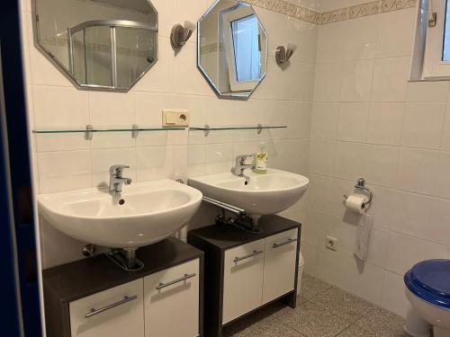 La salle de bains est pourvue de 2 lavabos et de toilettes. dans l'établissement J&D, à Dobropoljana