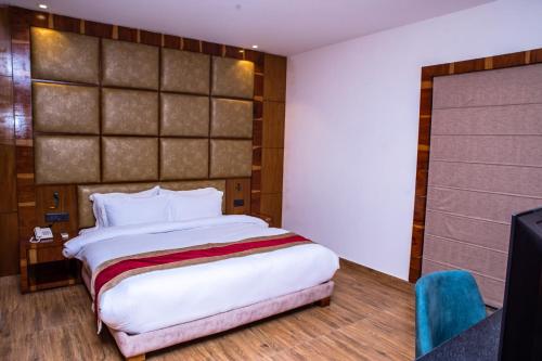 Un pat sau paturi într-o cameră la Asian Buddha Hotel