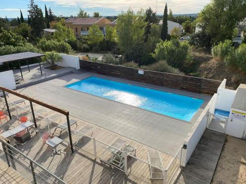 une piscine sur une terrasse à côté d'une maison dans l'établissement Ma place au sud 1.08, à Éguilles