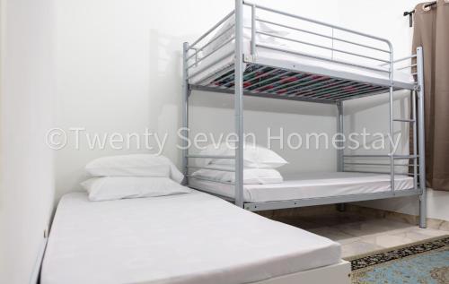 Katil dua tingkat atau katil-katil dua tingkat dalam bilik di Twenty Seven HomeStay