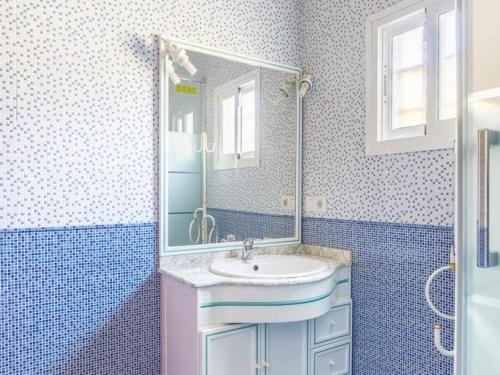 une salle de bain avec un lavabo et un miroir dans l'établissement Villa Santa Teresa Vacacional Sevilla, à Dos Hermanas