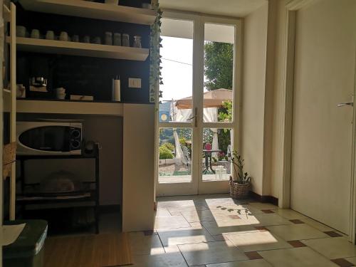 einen Flur mit Tür zu einer Küche mit Fenster in der Unterkunft Villa Rosa in Agropoli
