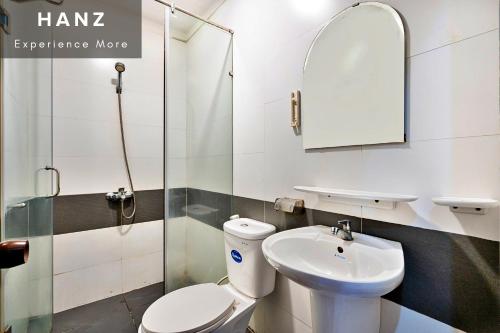 uma casa de banho com um WC e um lavatório em HANZ Phuong Thuy Hotel em Ho Chi Minh