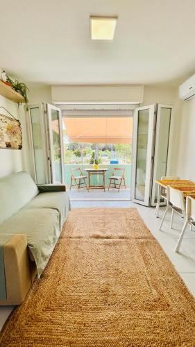 a bedroom with a bed and a table and chairs at Silvy's Sunny House in Platamona