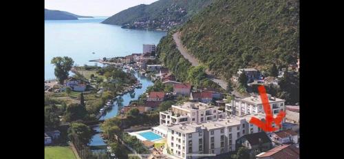 - une vue aérienne sur une ville et une rivière dans l'établissement Guest House Bajceta, à Herceg-Novi