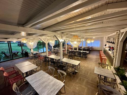Un restaurante o sitio para comer en Vila Sunce Village Resort Konjic