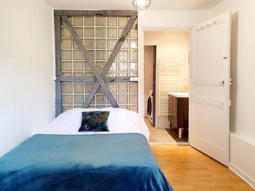 une chambre avec un lit et une fenêtre dans l'établissement Chic Studio Sous Les Toits du Centre Historique, à Vannes