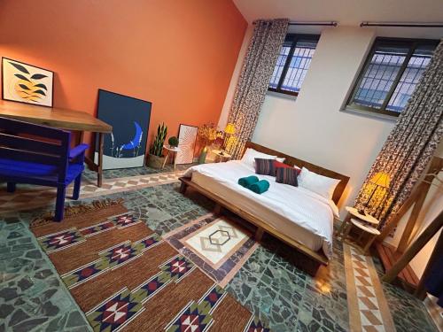 sypialnia z łóżkiem i biurkiem w pokoju w obiekcie Medusa Home Stay w mieście Amman