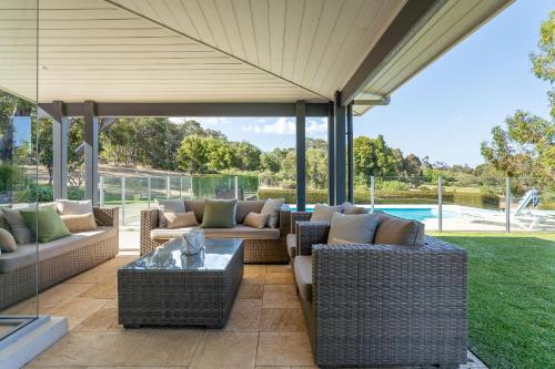 eine Außenterrasse mit Sofas und einem Tisch in der Unterkunft Marribrae I Private Properties in Yallingup