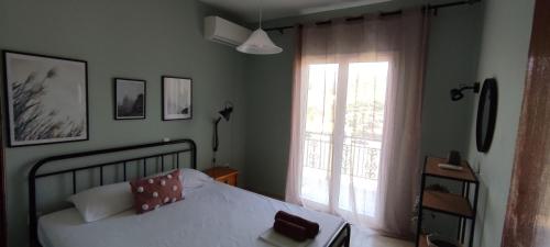 una camera con letto e finestra di Dassia Green Apartments a Dassia