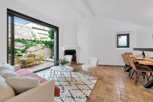 un salon avec un canapé et une table dans l'établissement Lou Amourié - Charmante maison avec terrasse, à Mougins