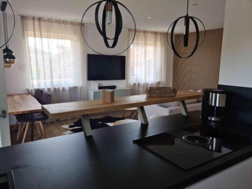 a living room with a table and a television at Ferienwohnung Messinger in Seebruck