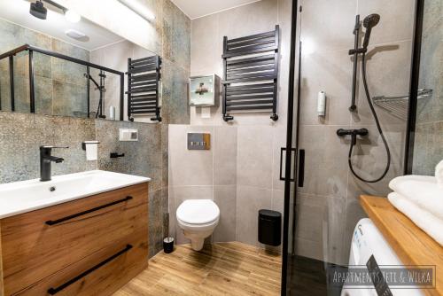 a bathroom with a shower and a sink and a toilet at Apartamenty Yeti & Wilka w Centrum Chorzowa: Wilk in Chorzów
