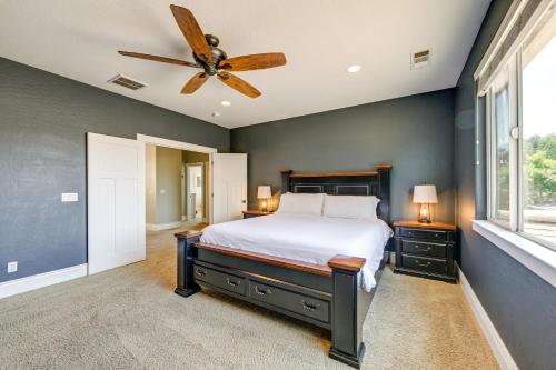 Postel nebo postele na pokoji v ubytování California Vacation Rental with Private Pool and Patio