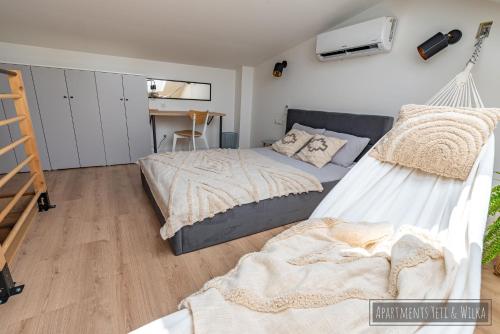a bedroom with a bed and a swing at Apartamenty Yeti & Wilka w Centrum Chorzowa: Wilk in Chorzów
