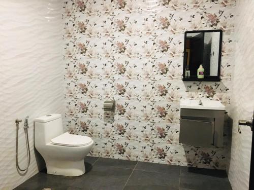 丹那拉打的住宿－Tekoma Resort Cameron Highlands，一间带卫生间和水槽的浴室