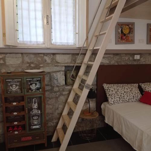 a bedroom with a ladder next to a bed at casavera in Como