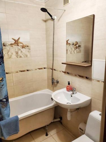a bathroom with a sink and a tub and a toilet at Новая квартира-апартаменты в центре in Izmail