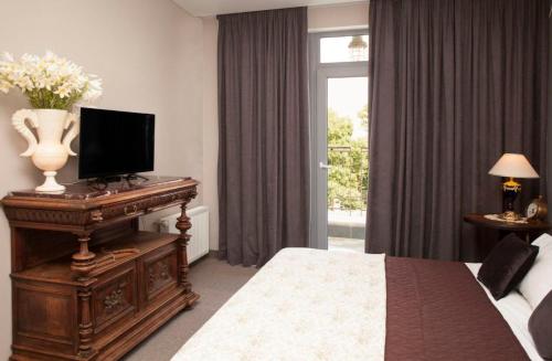 Esther House Hotel Museumにあるベッド