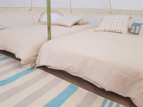 two beds sitting next to each other in a room at House of Moitelas in Moitelas