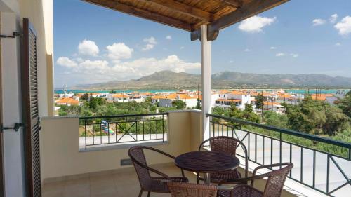 uma varanda com uma mesa e cadeiras e uma vista em Berdoussis Hotel em Elafonisos