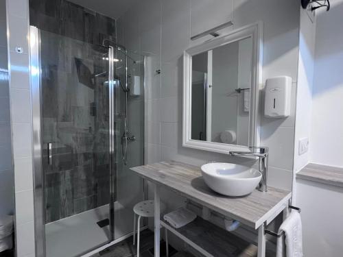 a bathroom with a sink and a shower at PENSION CASA JULIO ** in Culleredo