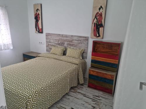 een slaapkamer met een bed en een dressoir bij PLANTA BAJA-BENICARLO in Benicarló