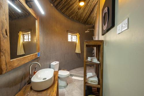 y baño con aseo y lavamanos. en Africa Safari Arusha, en Arusha