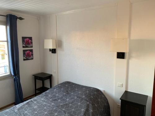 une chambre avec un lit et deux lampes et une fenêtre dans l'établissement Coeur de Lorgues, à Lorgues