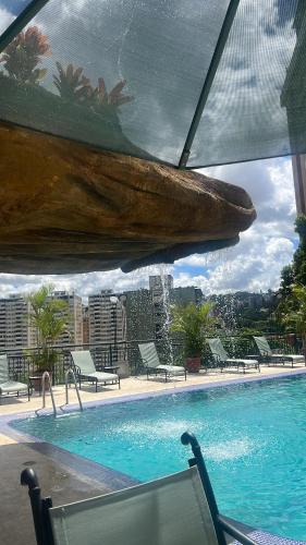 een zwembad met uitzicht op een gebouw bij Río de Oro in Caracas