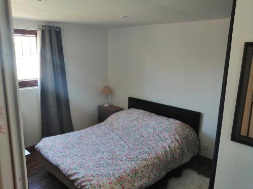 une chambre avec un lit et une fenêtre dans l'établissement Villa portiragnes, à Portiragnes