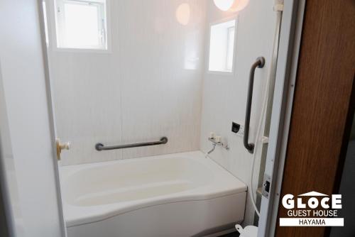 Un baño de GLOCE葉山サンセットハウスMORITO l バルコニーから葉山の海と町を一望 小型犬玄関と庭のみアクセス可