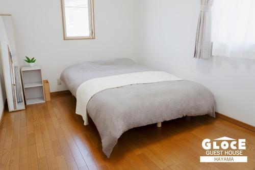Una cama o camas en una habitación de GLOCE葉山サンセットハウスMORITO l バルコニーから葉山の海と町を一望 小型犬玄関と庭のみアクセス可