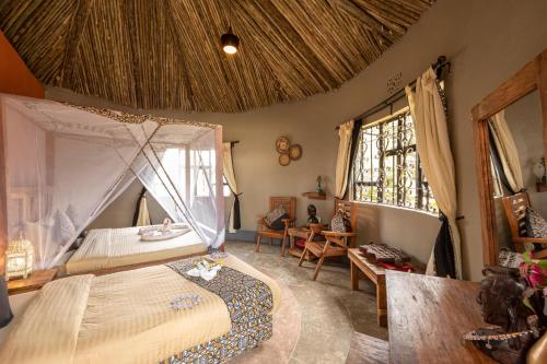 1 dormitorio con 1 cama con mosquitera en Africa Safari Arusha en Arusha